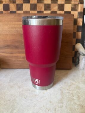 Yeti rambler red 30 oz tumbler